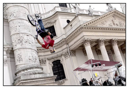 © Pamela Rußmann BMX-Fahrer vor Karlskirche